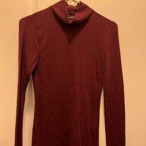 Abercrombie long sleeve rubbed turtleneck in burgundy size medium.